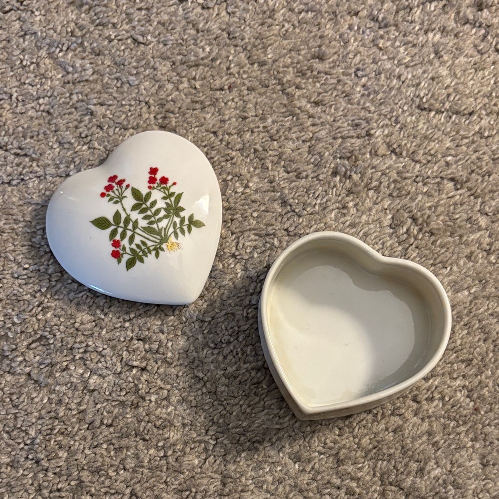 🌹 Vintage Porcelain Heart-Shaped Trinket Box - Picture 2 of 6